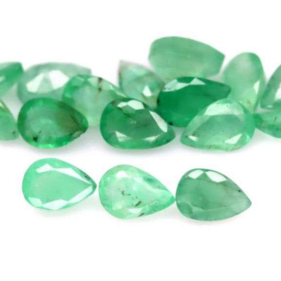 Bright emerald green 5.95ct 17pc emerald set