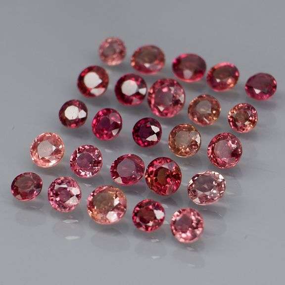 Outstanding 3.15ct unheated warm toned Sapphire set