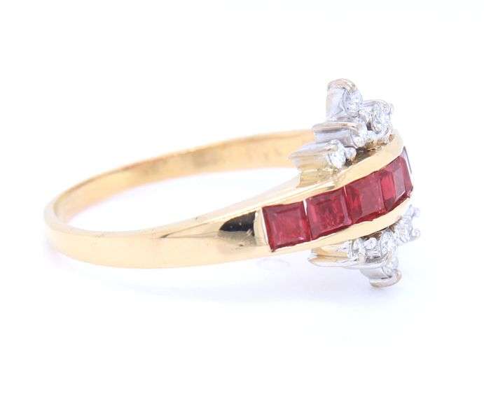 18kt Yellow gold ruby and diamond crown ring