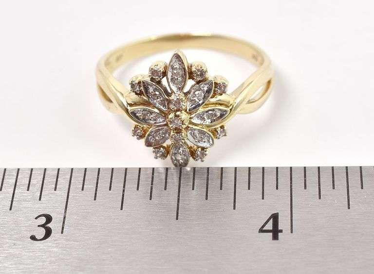 Admirable 14K Yellow Gold Diamond Flower Ring