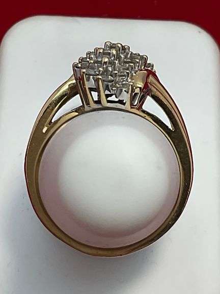LADIES 14K YELLOW GOLD AND DIAMOND CLUSTER RING. 1.00 CARAT