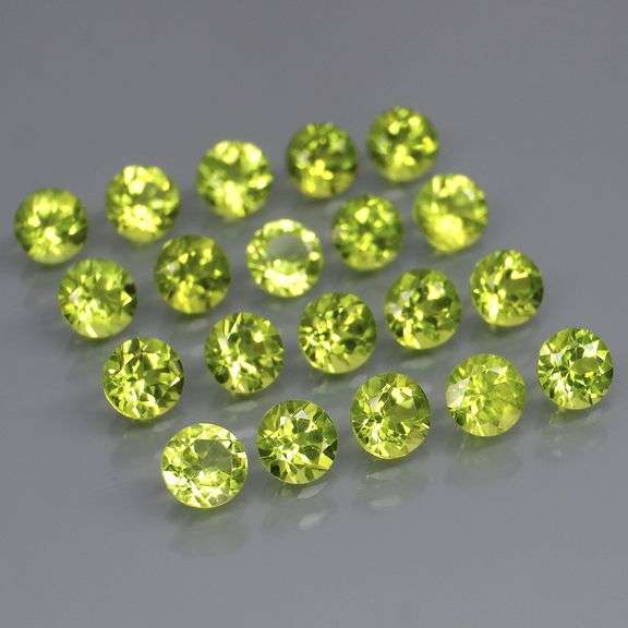 Fantastic 6.09ct 4mm round cut Peridot set