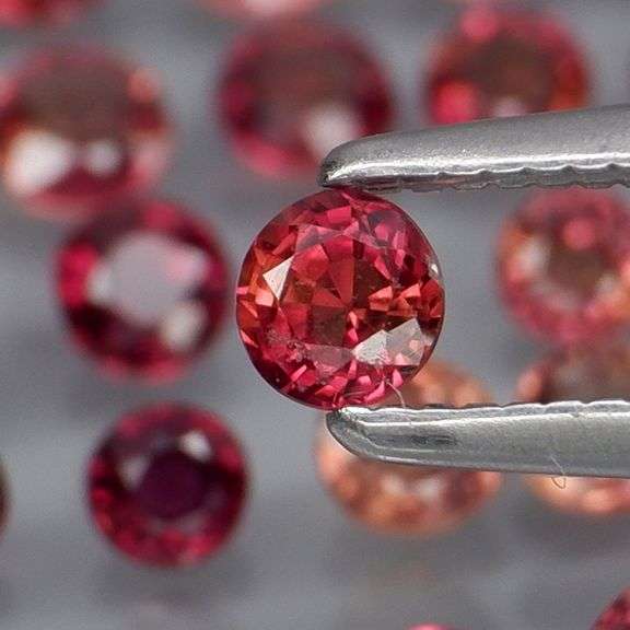 Outstanding 3.15ct unheated warm toned Sapphire set