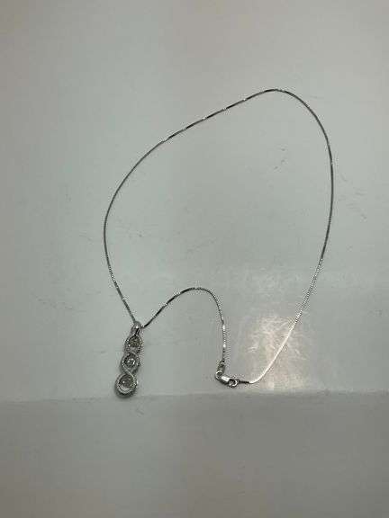 BRAND NEW 14K WHITE GOLD DIAMOND PENDANT ON A BOX LINK CHAIN
