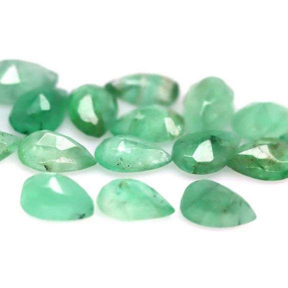 Bright emerald green 5.95ct 17pc emerald set