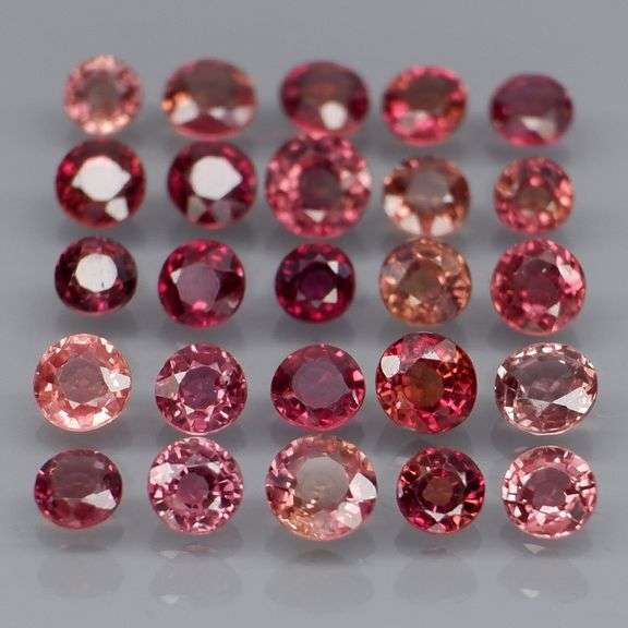 Outstanding 3.15ct unheated warm toned Sapphire set