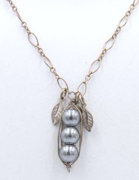Vintage 925 sterling silver 3 peas in a pod with leaf pendant on chain necklace