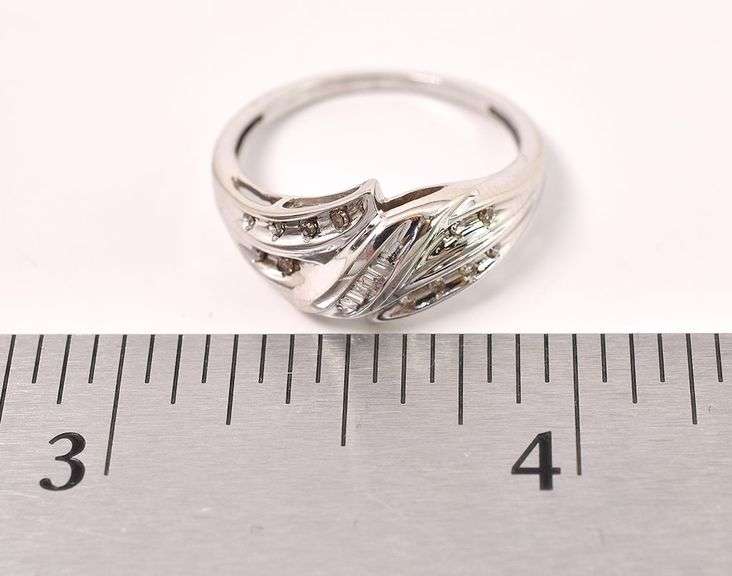 Fantastic 10K White Gold Diamond Ring