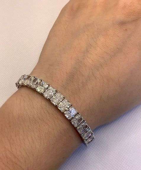 MESMERIZING AND GLAMOROUS 14K WHITE GOLD EMERALD CUT DIAMOND TENNIS BRACELET