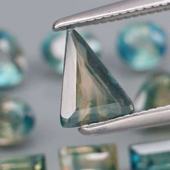 Stunning blue green 4.27ct mixed cut Sapphire set