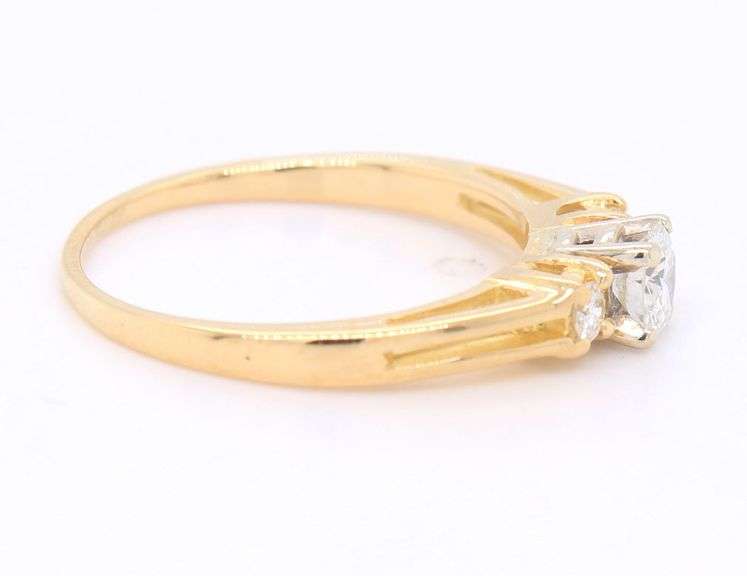 18kt Yellow gold three stone diamond ring