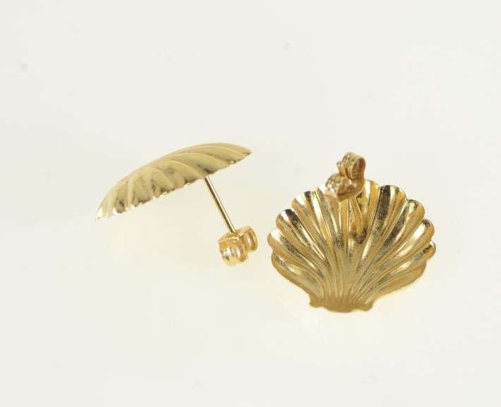 14K Yellow Gold Scallop Shell Beach Motif High Relief Earrings
