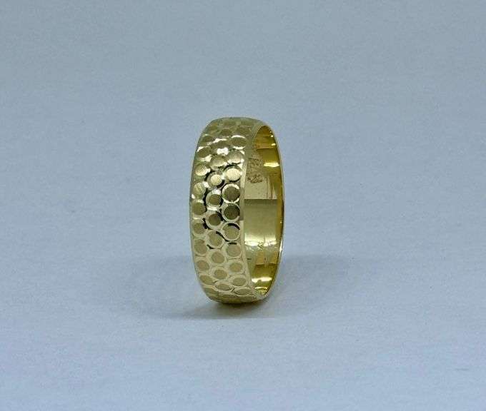 14k Yellow Gold Rounded Cut Wedding Band
