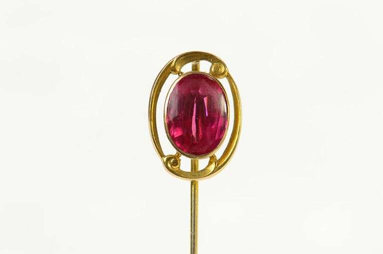 10K Yellow Gold Oval Syn. Ruby Victorian Ornate Stick Pin