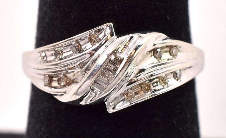 Fantastic 10K White Gold Diamond Ring