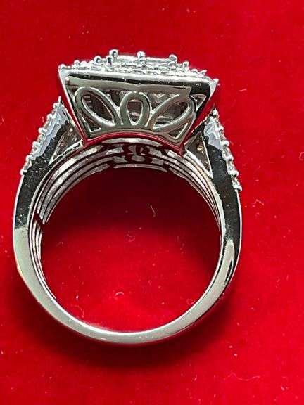 CERTIFIED NEW 14K WHITE GOLD AND DIAMOND RING . 3.50 CARATS