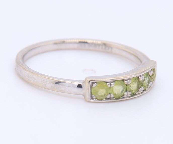 18kt White gold bony levy peridot five stone stackable band