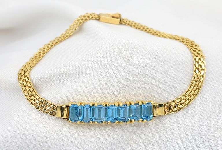 Attractive 14K YG Bracelet with Blue Topaz