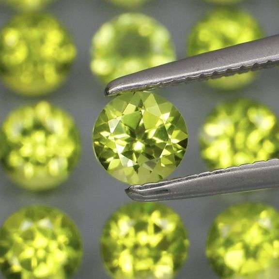 Fantastic 6.09ct 4mm round cut Peridot set