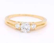 18kt Yellow gold three stone diamond ring