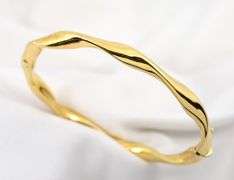 Stylish 14K YG Twist Bangel