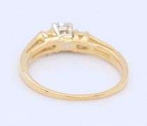 18kt Yellow gold three stone diamond ring