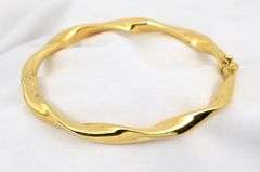 Stylish 14K YG Twist Bangel