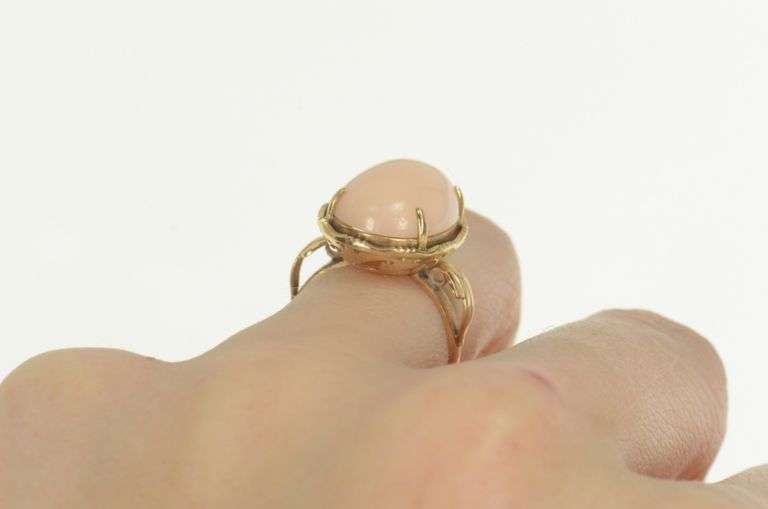 18K Yellow Gold Retro Coral Oval Ornate Cocktail Statement Ring