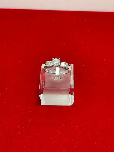 CERTIFIED 14K WHITE GOLD AND DIAMOND RING. 1.00 CARAT.