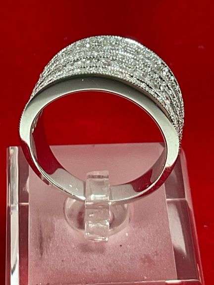 CERTIFIED BRAND NEW 14K WHITE GOLD AND DIAMOND BAND. 2.50 CARATS