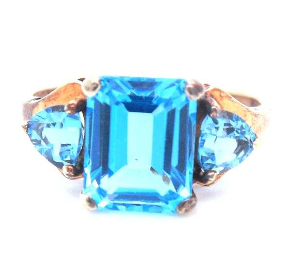 10kt Yellow gold blue topaz ring