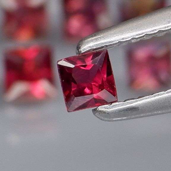 Fantastic 2.65ct untreated Sapphire set