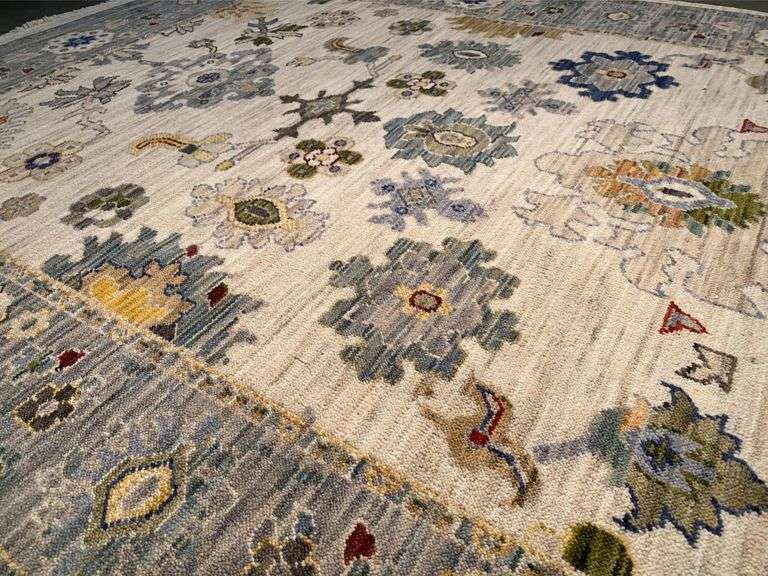Beautiful and colorful Wool Rug 6x8