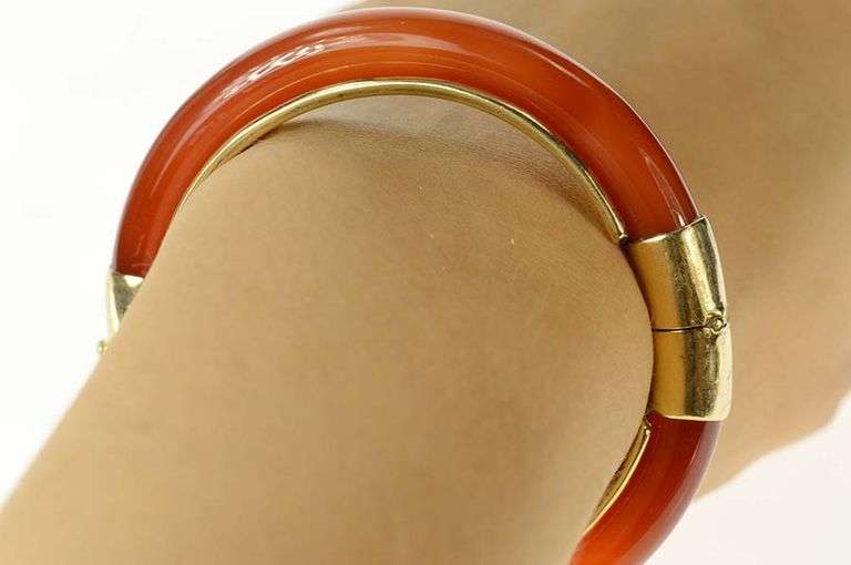 14K Yellow Gold Carved Carnelian Agate Ornate Retro Bangle Bracelet