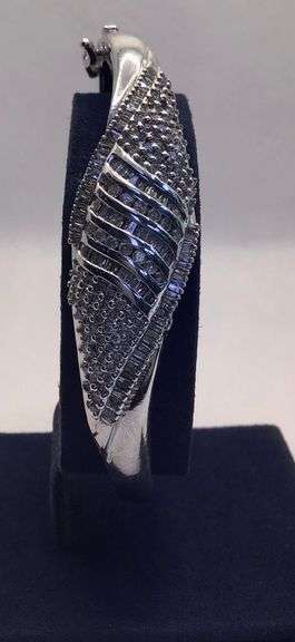 STUNNING 14K WHITE GOLD FANCY ROUND AND BAGUETTE DIAMOND LEAF DESIGN BRACELET