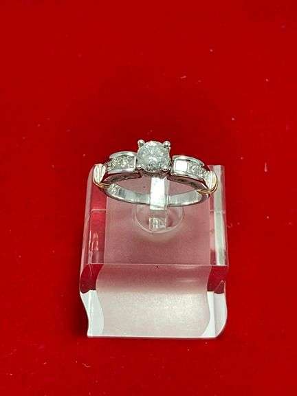 CERTIFIED 14K WHITE GOLD AND DIAMOND RING. 1.00 CARAT.