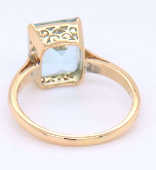 18kt Yellow gold 3ct Emerald cut aquamarine ring