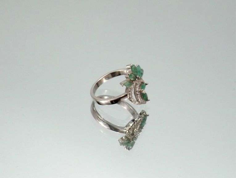 Stunning 1.5 Ct Natural Emerald Solid .925 Sterling Silver Ring