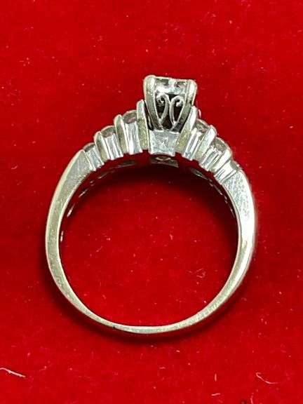 CERTIFIED 14K WHITE GOLD DIAMOND RING. 1.00 CARAT