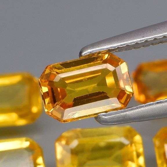 Full fire! 3.28ct top golden Sapphire set