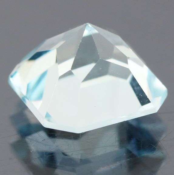 Beautiful 5.87ct emerald cut Topaz