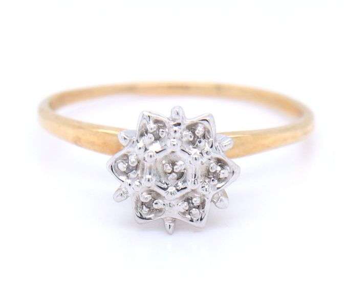 10kt Yellow gold flower style diamond ring