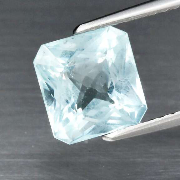 Stunning 2.27ct platinum blue Aquamarine