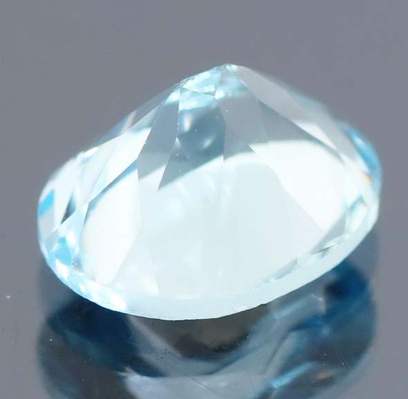 Classic Oval 4.39ct sky blue Topaz
