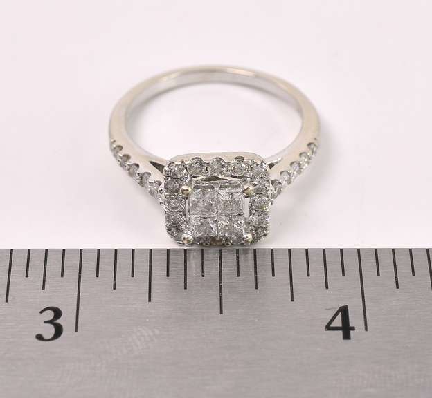 Glittery Diamond Ring In 14K White Gold