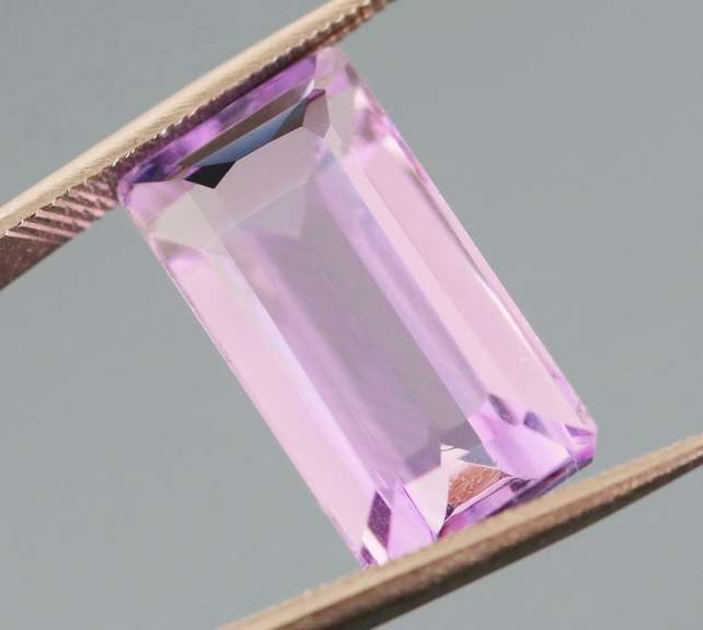 Stunning 7.86ct emerald cut violet Amethyst