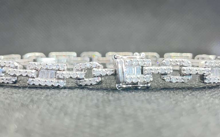 STUNNING 3.00 CARATS T.W BAGUETTE DIAMOND LINK BRACELET IN 14K WHITE GOLD