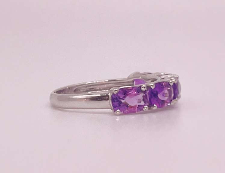 18KT SOLID WHITE GOLD & AMETHYST BAND RING