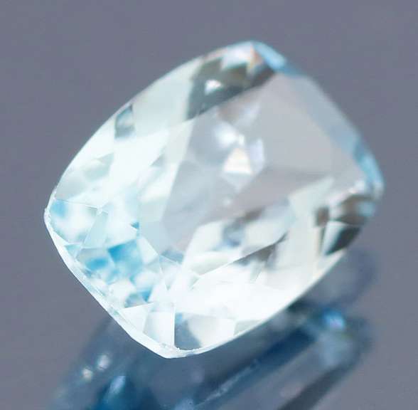 Brilliant 3.65ct cushion cut platinum blue Topaz
