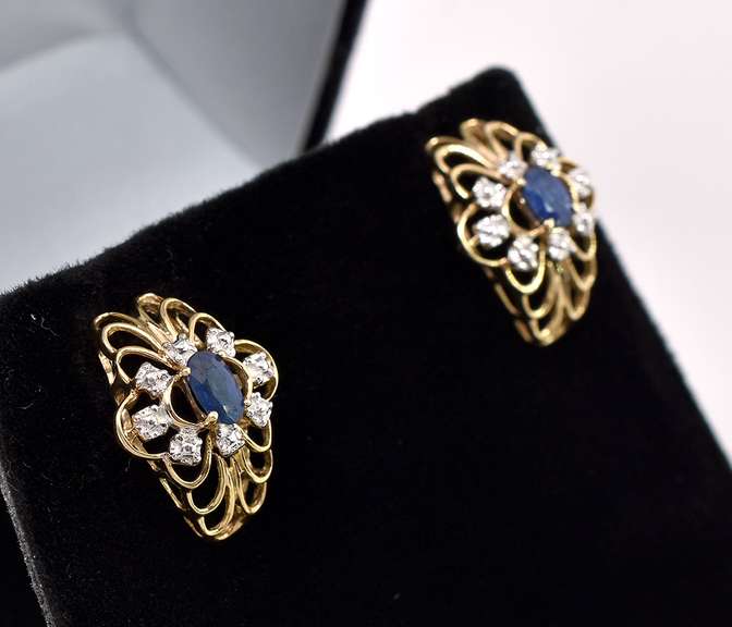 Dazzling Blue Sapphire Earring in 14K Yellow Gold